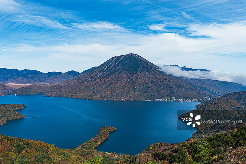 秋季的日本枥木县日光市中禅寺湖与男体山图片素材
