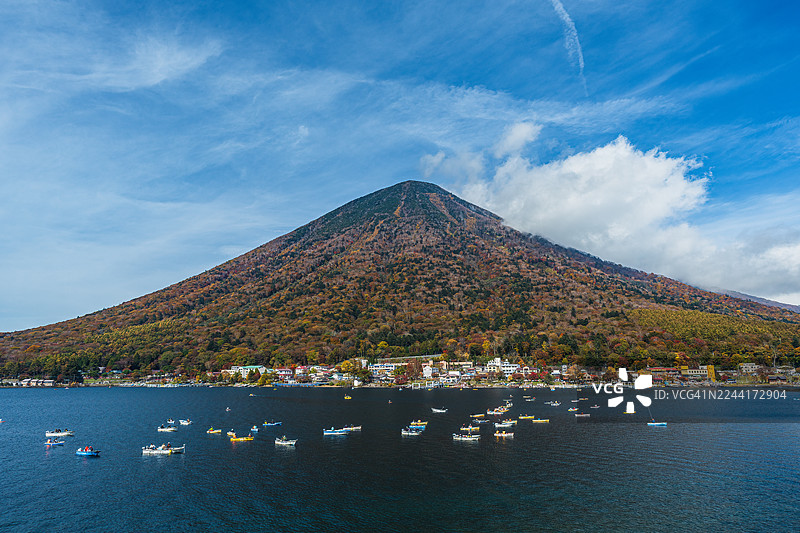 日本枥木县日光市，男体山和中禅寺湖上的渔船图片素材