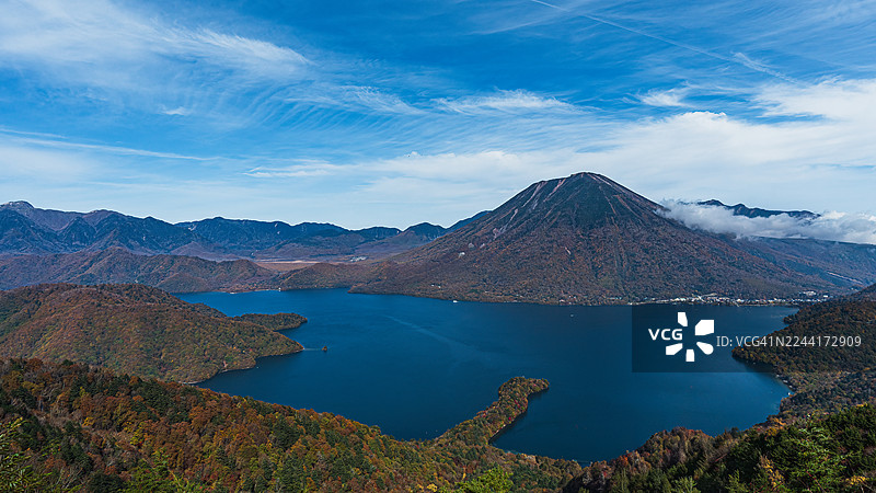 秋季日光、栃木县中禅寺湖和男体山的远景图片素材