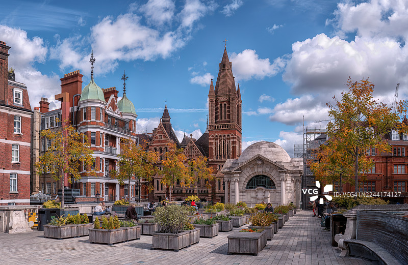 从梅费尔公爵街附近的布朗哈特花园看到的乌克兰天主教圣家族流亡大教堂景观图片素材