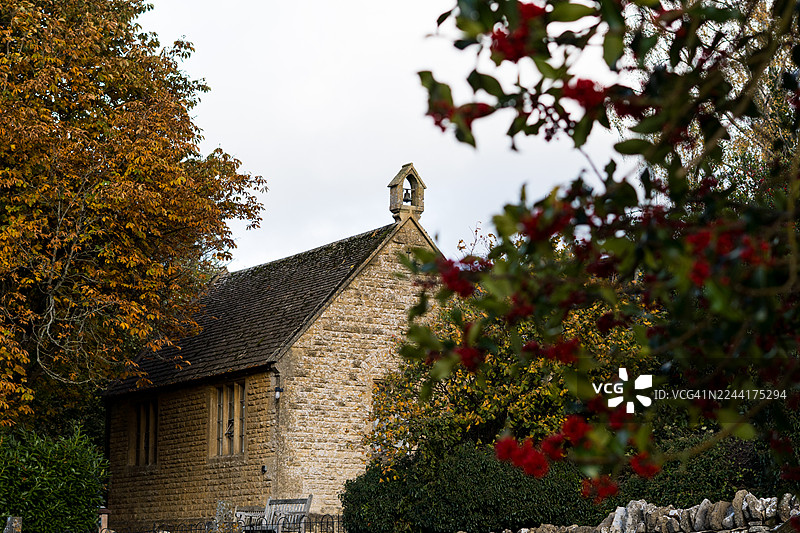 秋季英格兰村庄的石头砌成的乡村会堂图片素材
