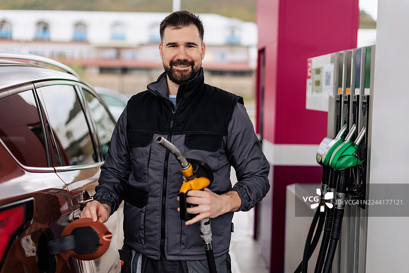 微笑的加油站服务员图片素材