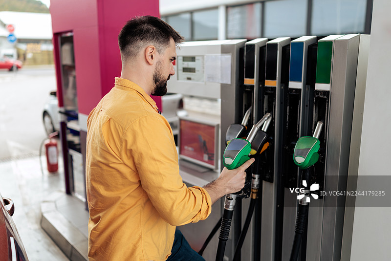 加油站，男子给汽车加油图片素材