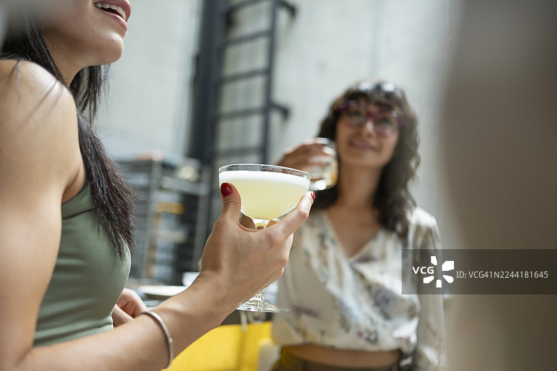 朋友们聚在一起，外出用餐、小酌并聊天。图片素材