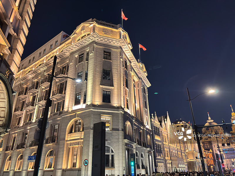 从低角度拍摄的上海市繁华夜景，灯火辉煌的历史建筑映衬着深邃的夜空，中国，梅尔卡托图片素材