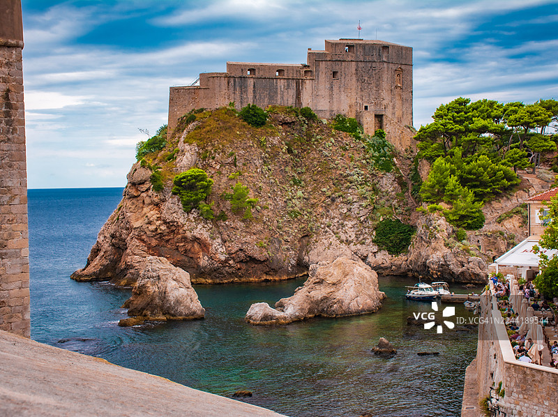 克罗地亚杜布罗夫尼克历史悠久的洛夫里耶纳克要塞和亚得里亚海，阴天图片素材