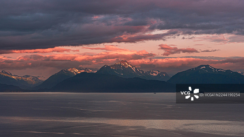 背景为雪山，前景为宁静大海，壮丽的日落，美国，霍默图片素材