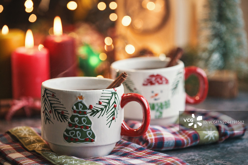 圣诞热红酒，佐以肉桂、八角和香料图片素材