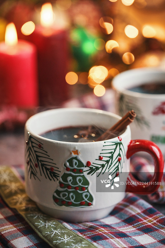 圣诞热红酒，配有肉桂、八角和香料图片素材