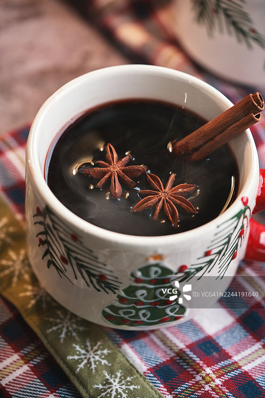 肉桂、八角和香料的圣诞热红酒图片素材