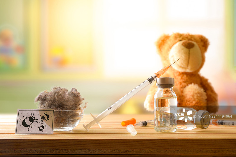 过敏概念图，包含尘螨插画、灰尘、泰迪熊和过敏药物，背景为木桌图片素材