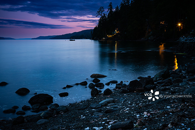 日落时分，戏剧般的天空映衬着宁静的大海，海岸线灯火辉煌，美国，华盛顿州，胡德运河图片素材