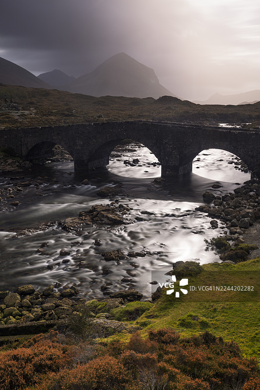 苏格兰斯利加罕著名的石头在典型秋日里被一道光照亮，斯凯岛，英国。图片素材