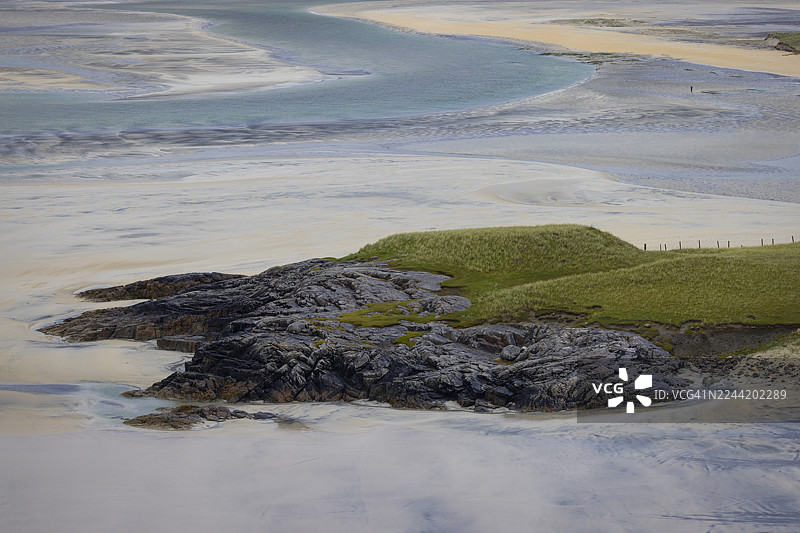 苏格兰刘易斯和哈里斯岛在晴朗美丽的日子里，低潮时海滩的全景抽象视图。图片素材