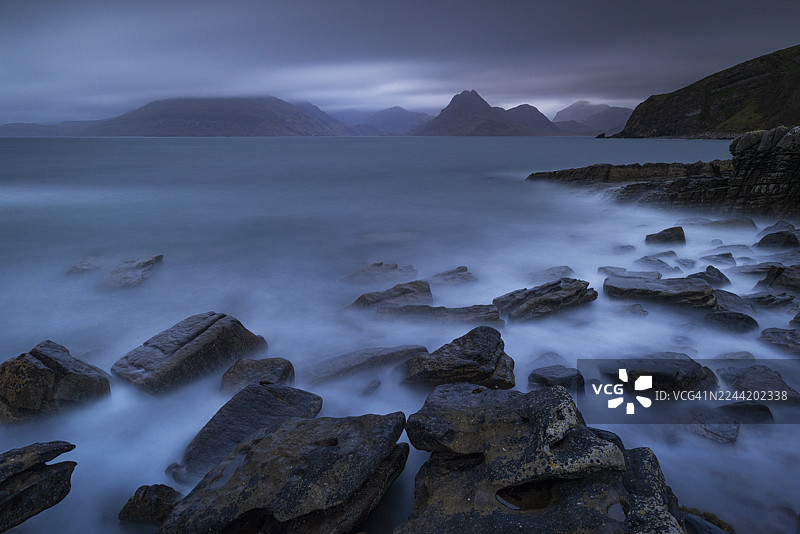 在阴沉的秋日里，用长曝光捕捉苏格兰，斯凯岛，埃尔戈尔湾的壮丽日落，埃尔戈尔，斯凯岛，苏格兰，英国。图片素材