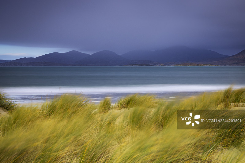 英国苏格兰外赫布里底群岛刘易斯和哈里斯岛上经典的一天，通过长时间曝光捕捉光线图片素材