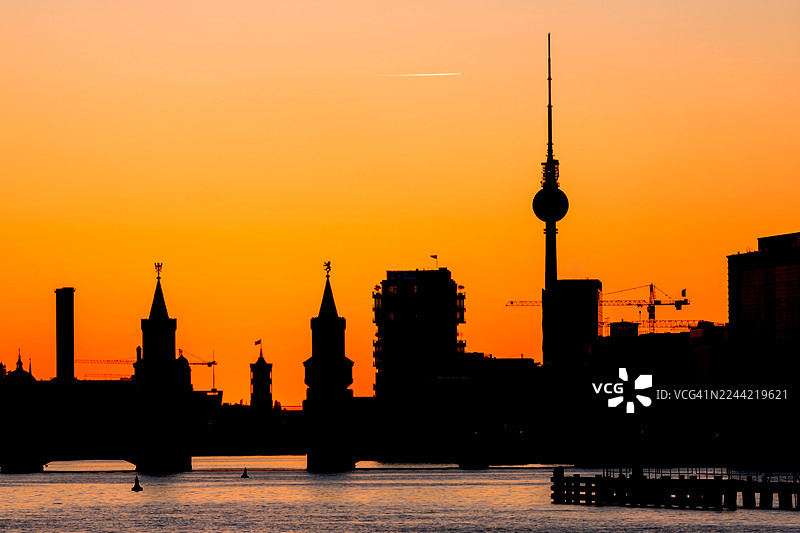 柏林城市天际线的剪影，有标志性的东巴特桥和电视塔在日落时分图片素材
