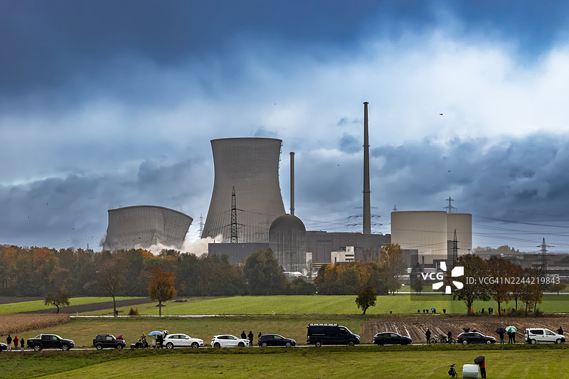 德国格伦德明根核电站两座160米高的冷却塔爆破拆除图片素材