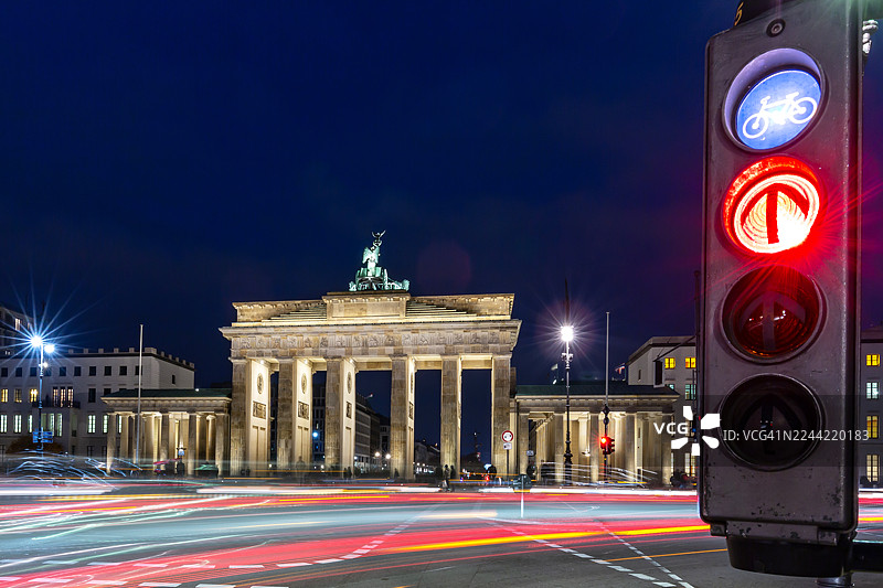 夜色中的勃兰登堡门前，红色的自行车交通信号灯图片素材