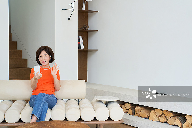 生活方式，休闲，爱好，中年，智能手机图片素材