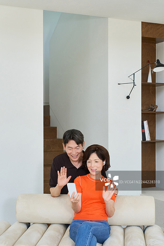 家庭，生活方式，休闲，爱好，中年，夫妇，智能手机图片素材