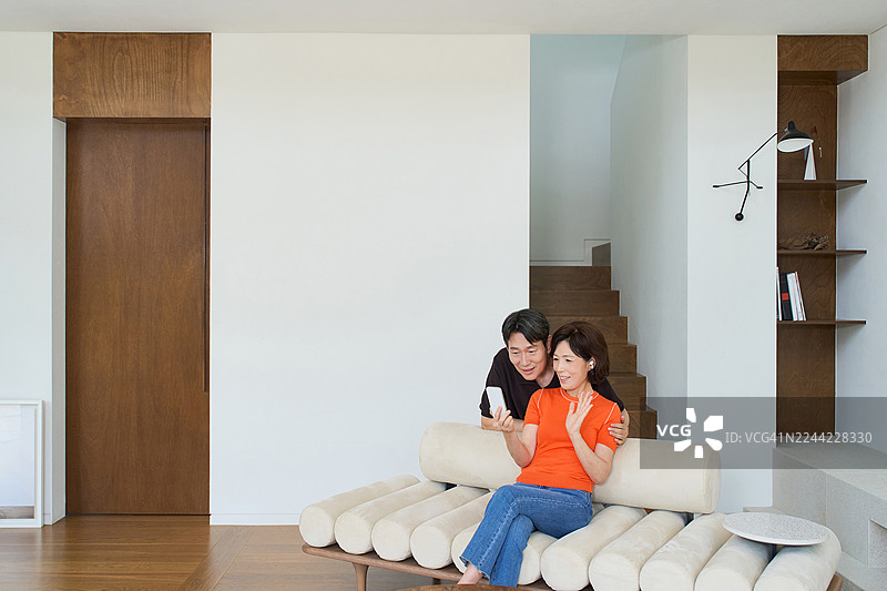 家庭，生活方式，休闲，爱好，中年，夫妇，智能手机图片素材