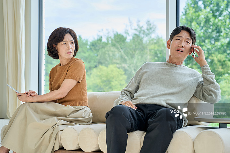 中年夫妇，冲突，压力，家庭，愁眉苦脸，焦虑，恼怒图片素材