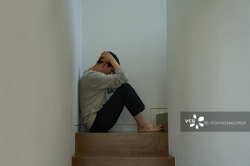 中年人，冲突，压力，忧郁的表情，焦虑，烦躁，担忧图片素材