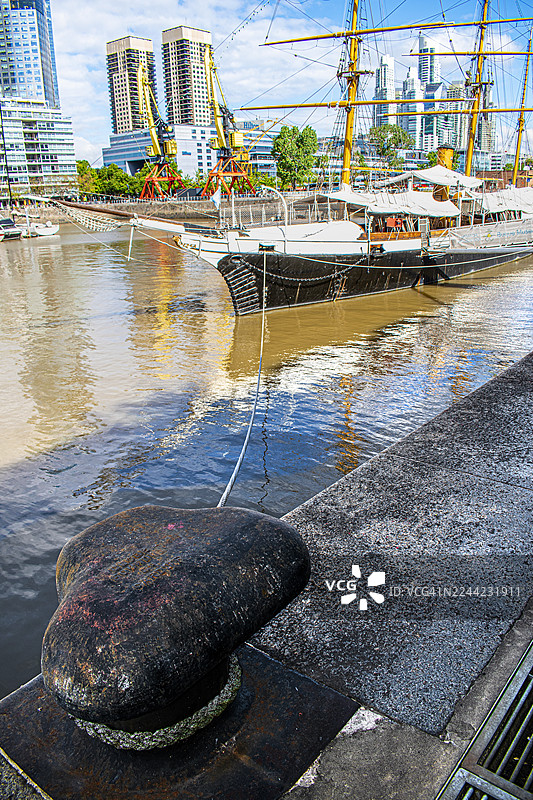 泊位，博物馆船。乌拉圭号风帆护卫舰博物馆船。天空、建筑和起重机的景观。阿根廷布宜诺斯艾利斯，马德罗港。图片素材
