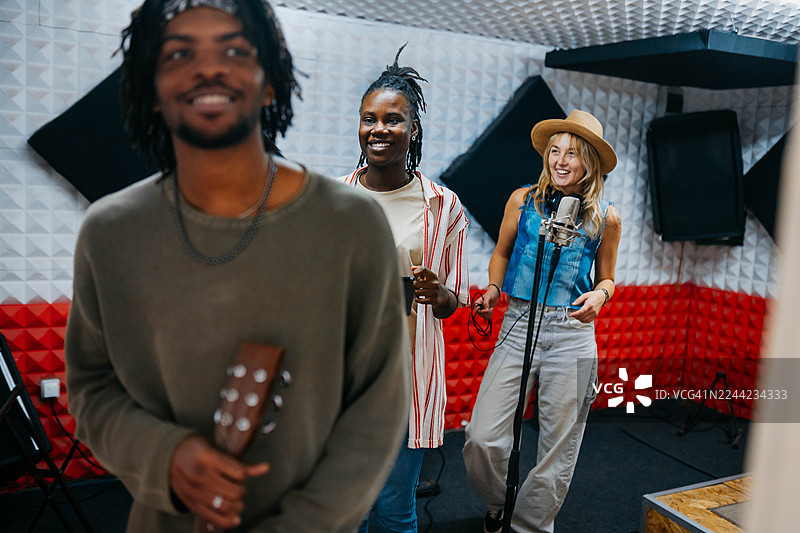 和朋友一起工作总是令人愉快的图片素材