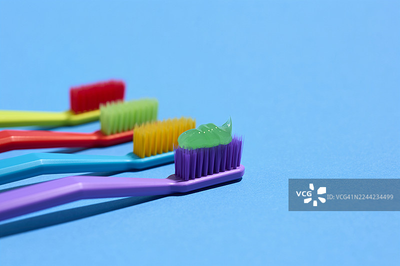 蓝色背景，努基，牙刷，刷牙图片素材