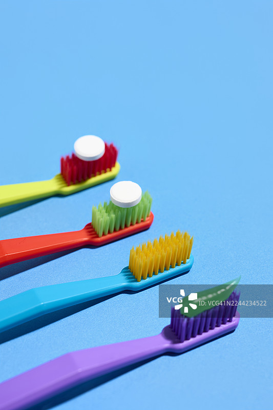 蓝色背景，努基，牙刷，刷牙图片素材