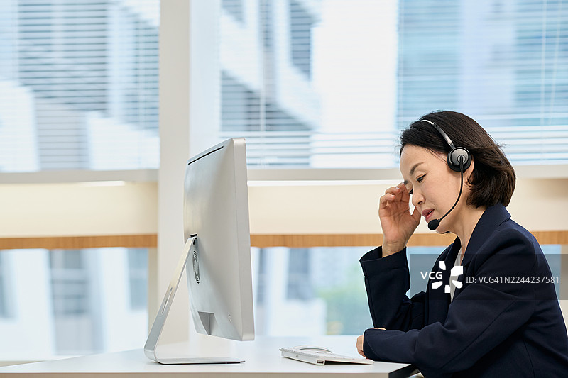 四十多岁、中年、客服代表、耳机电话、愁眉苦脸、疲惫、压力、医美整形美容图片素材