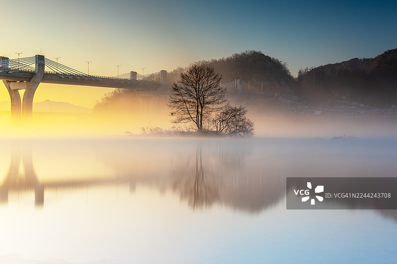 忠清북도槐山郡七星面江汉里长曝光的树木图片素材