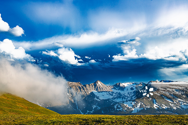 分水岭之巅——风暴间的呼吸图片素材