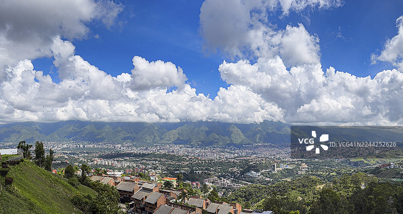 从高处俯瞰加拉加斯山谷，背景是阿维拉山图片素材