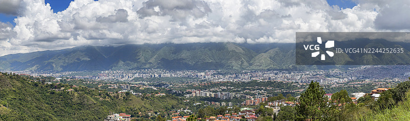 加拉加斯山谷和背景中的阿维拉山的高角度航拍图图片素材