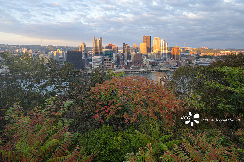 秋季的匹兹堡市中心天际线，宾夕法尼亚州图片素材