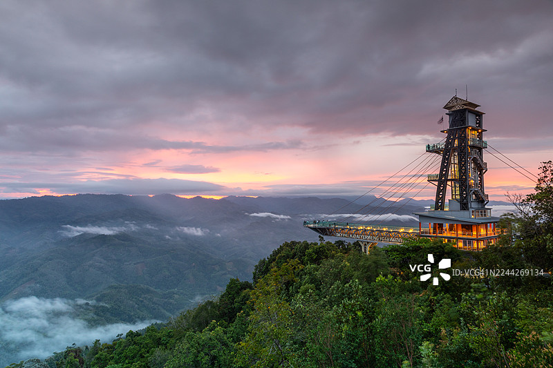 埃尔温天桥和美丽而戏剧性的晨空图片素材
