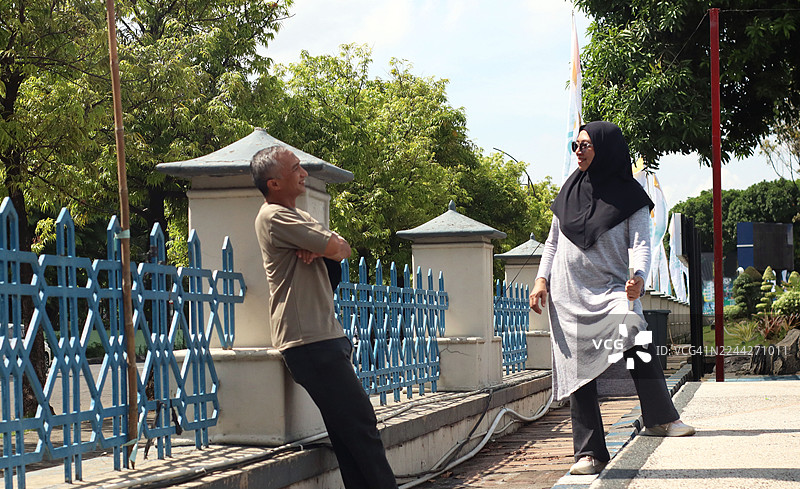 情侣在公园里交谈，享受着美好的时光图片素材