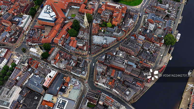 从空中俯瞰约克市中心，可见历史悠久的教堂、红砖屋顶和狭窄街道，展现了英格兰北部城镇风貌以及适合旅游和文化探索的遗产建筑。图片素材