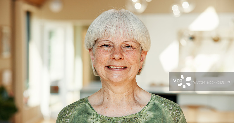 肖像，一位年长的女性在家中，享受舒适的退休生活，充满自信和放松。这位退休老人，年长者，面带微笑地在家中的客厅里度过周末的休息时光，享受丹麦宁静的早晨。图片素材
