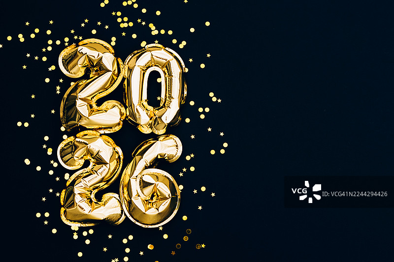 金色2026气球与纸屑在黑色背景上图片素材