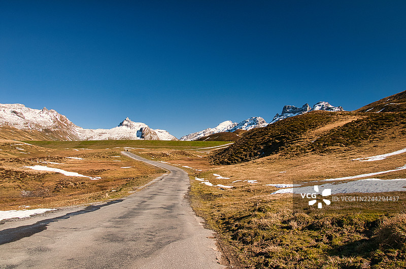 秋季乡村田园小路通往远山，梅尔希湖-弗鲁特，科恩斯，上瓦尔登，瑞士图片素材