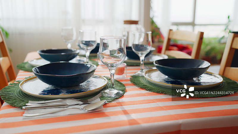 餐桌已准备好，可供午餐或晚餐聚会图片素材