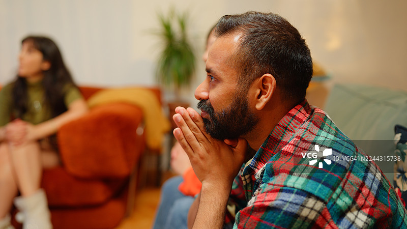 一群不同肤色的朋友在派对上玩猜谜游戏图片素材