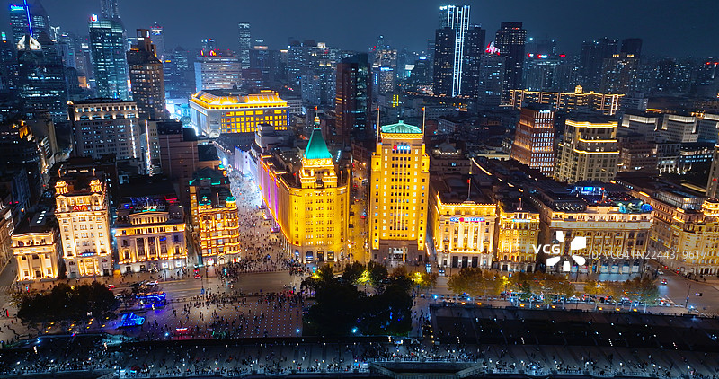 上海，中国，外滩滨水天际线的夜景航拍图，灯火辉煌。图片素材