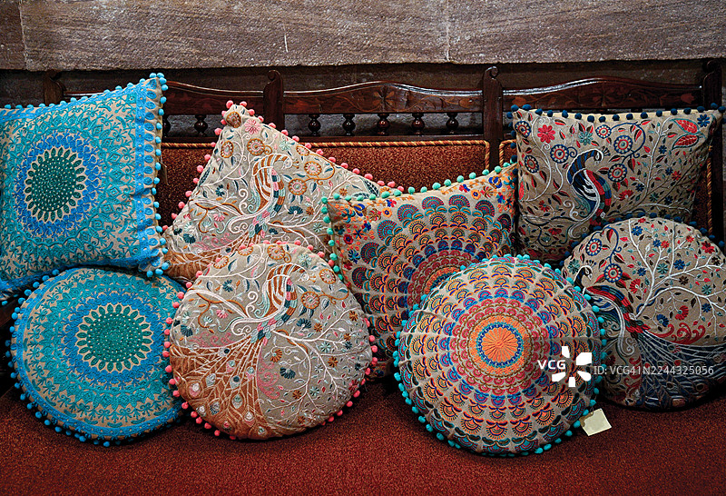 精美的花卉刺绣靠垫套图片素材