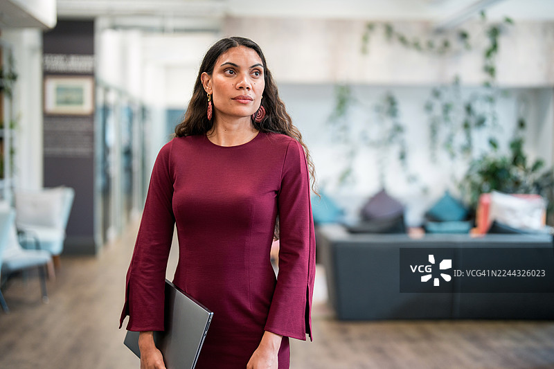 自信的澳大利亚原住民女商人，在专业环境中工作图片素材