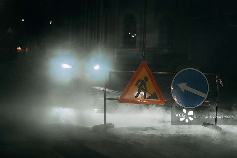 夜间施工警示标志提醒驾车人士注意蒸汽图片素材